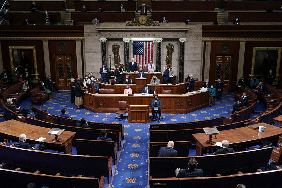 Поздней ночью Конгресс США, продолживший после штурма Капитолия заседание обеих палат, утвердил результаты голосования Коллегии выборщиков.