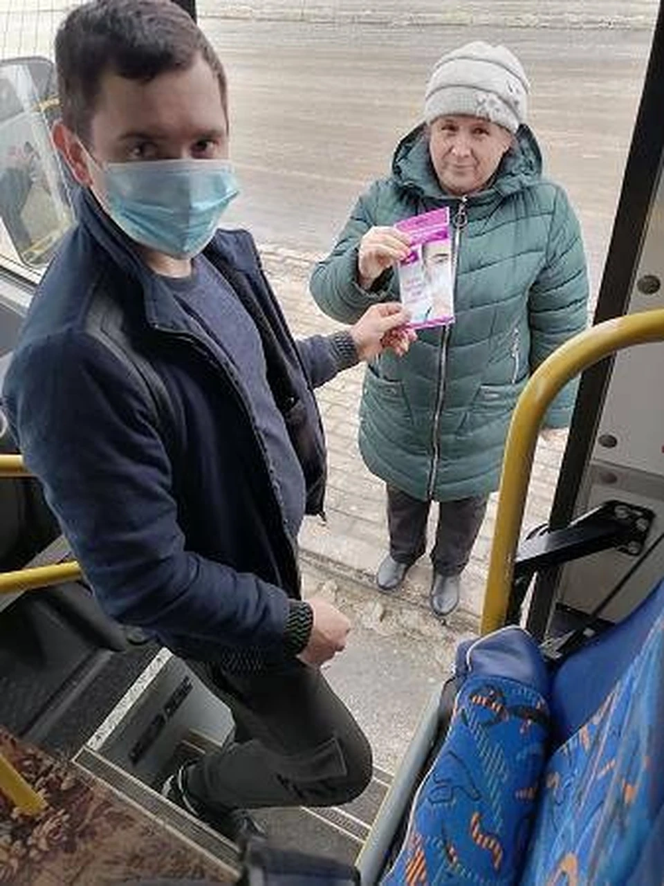 Краснояружцам выдают бесплатные маски в общественном транспорте. Фото пресс-службы администрации Краснояружского района