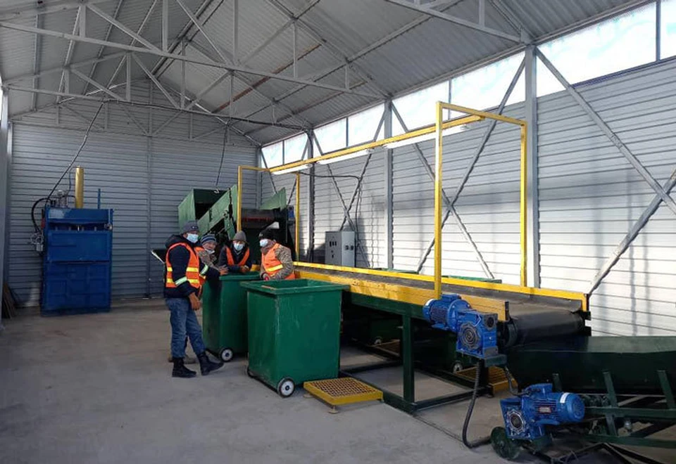 На покупку мусоросортировочного оборудования из России золотодобывающая компания выделила около 4,9 млн сомов.