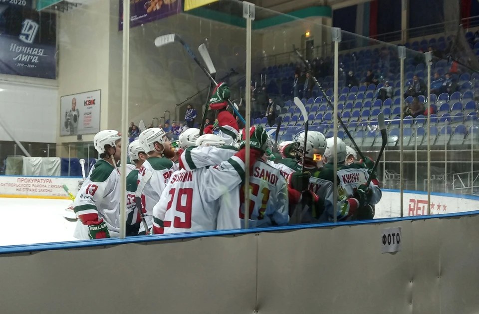 Игроки "Барса" празднуют победу.