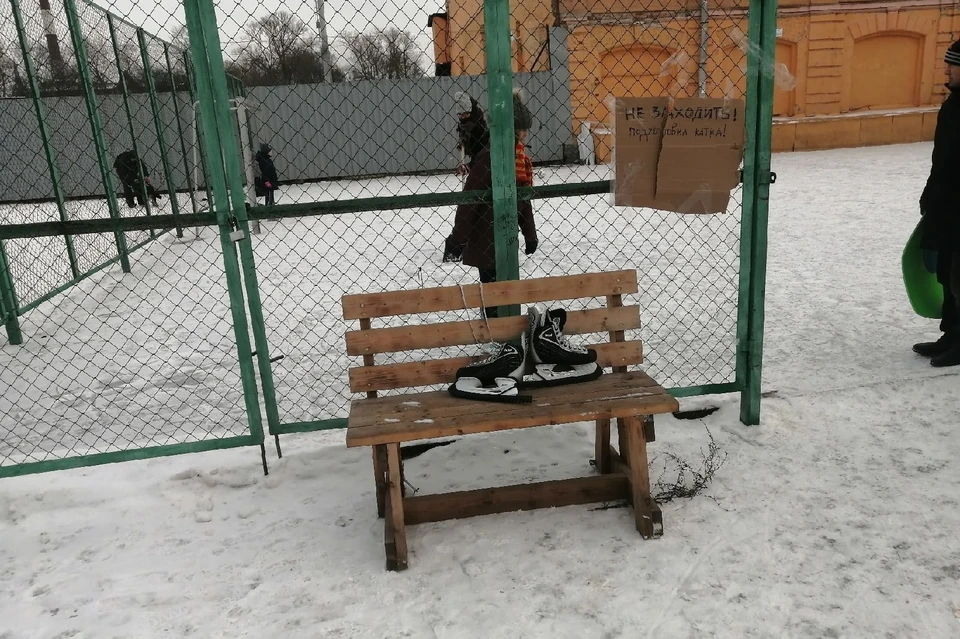 Активисты своими силами залили каток в Центральном районе Петербурга. Фото: vk.com/mytndvor