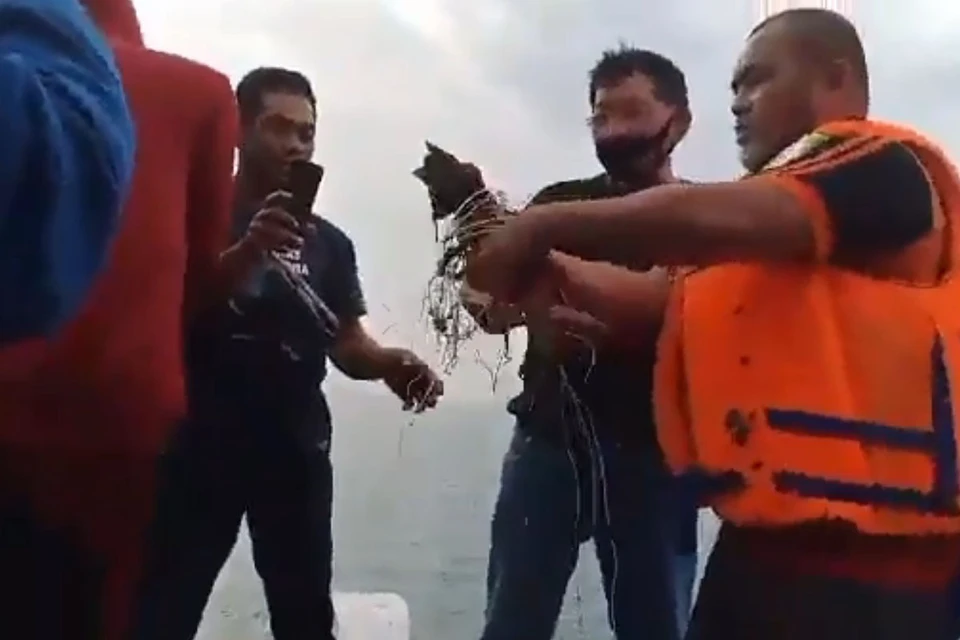 Видео с места крушения Боинга в Индонезии сняли спасатели. Фото: EPA/ТАСС