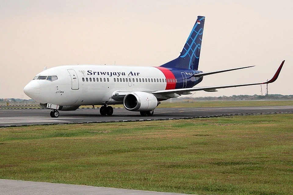 Boeing 737-500 пропал с радаров спустя 4 минуты после вылета из аэропорта Джаркарты. Фото: EPA/ТАСС