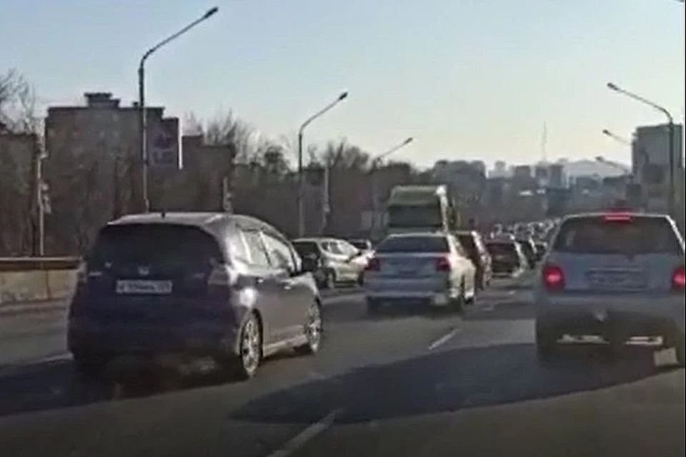 Авария спровоцировала пробку во Владивостоке