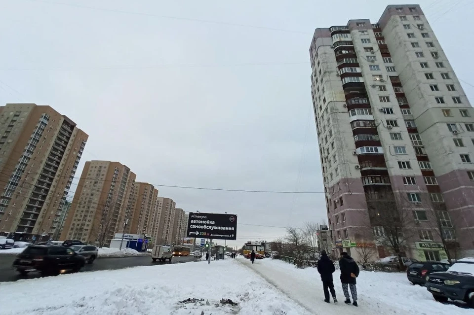 Неизвестные запустили ракету в квартиру дома на улице Антонова