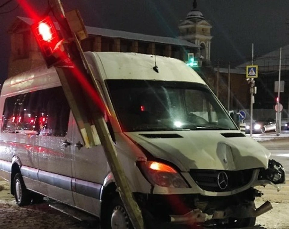 В Смоленске маршрутка в ДТП пробила ограждения и врезалась в столб. Фото: «drive2_smolensk» соцсети ВКонтакте.