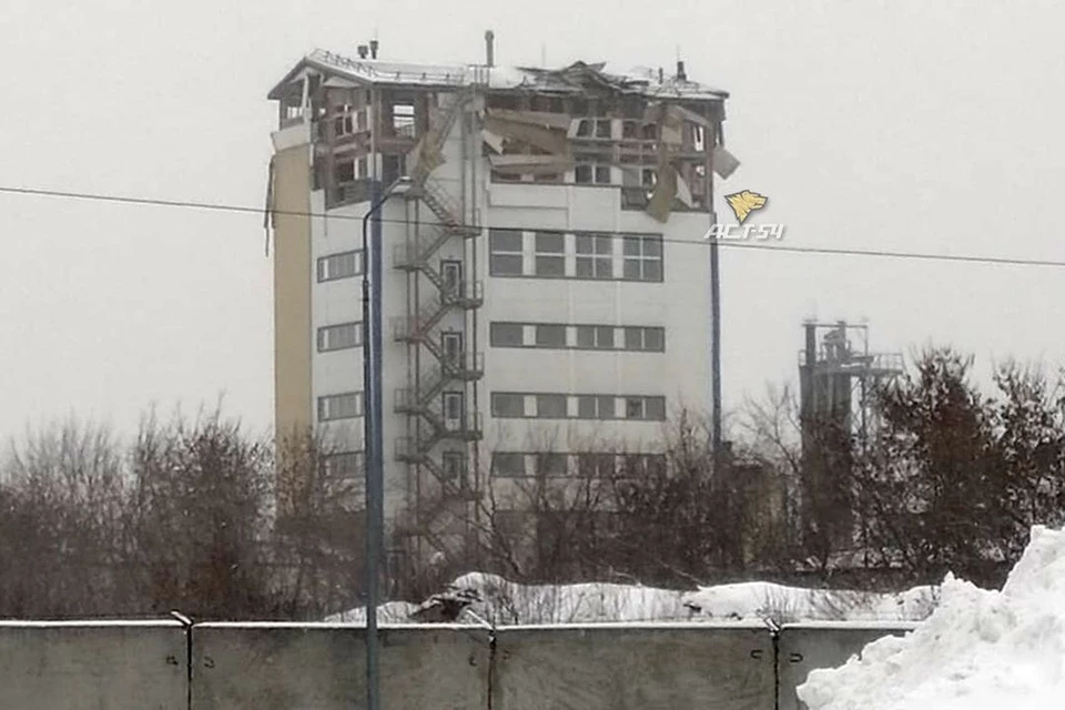 Из-под завалов достали пострадавшего. Фото: «АСТ-54»