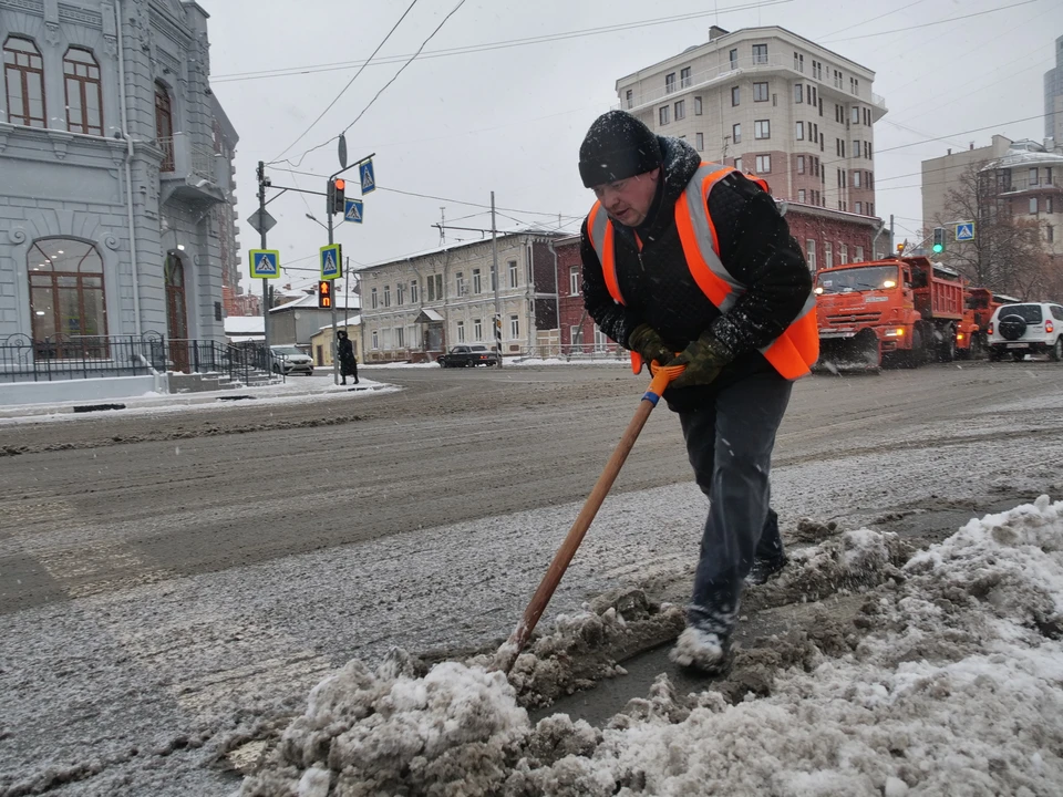 В Самаре устраняют последствия крупного снегопада