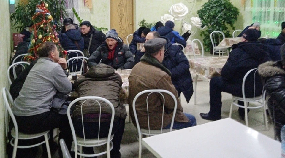 Помощи дожидаться вахтовикам придется в придорожном кафе.