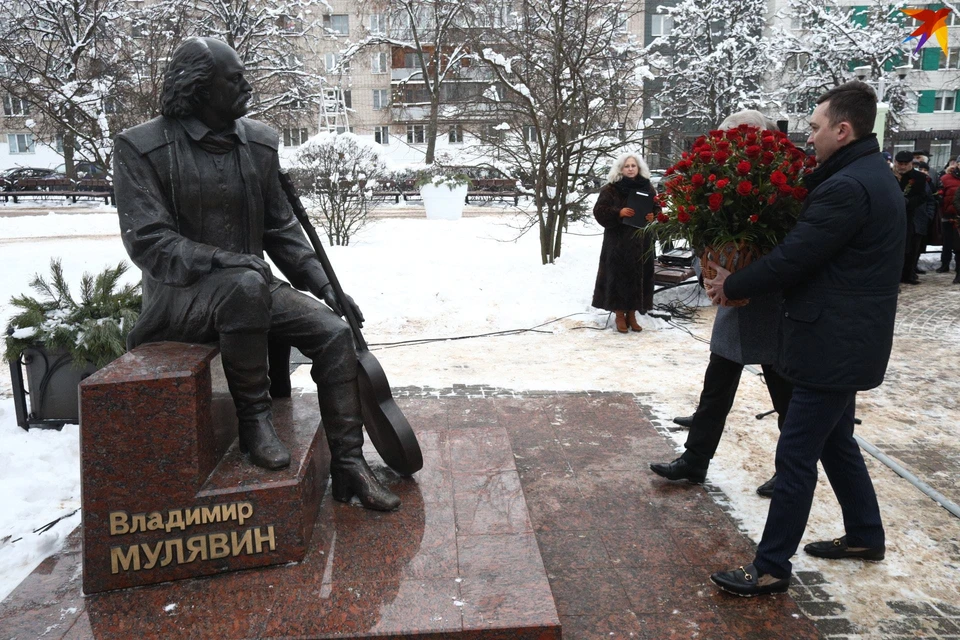 Торжественная церемония прошла у памятника Мулявину на бульваре Песняра.