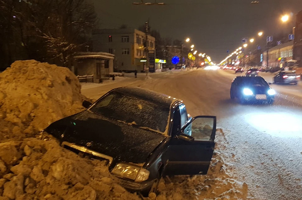 Водитель не замтил гору снега Фото: vk.com/podslyshano_y_voditelei69/Евгений Королёв