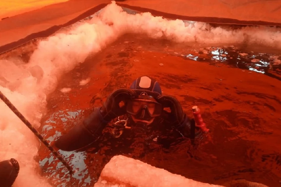 Водолазы ищут на дне карьера тело погибшего водителя бульдозера. Фото: АСС НСО