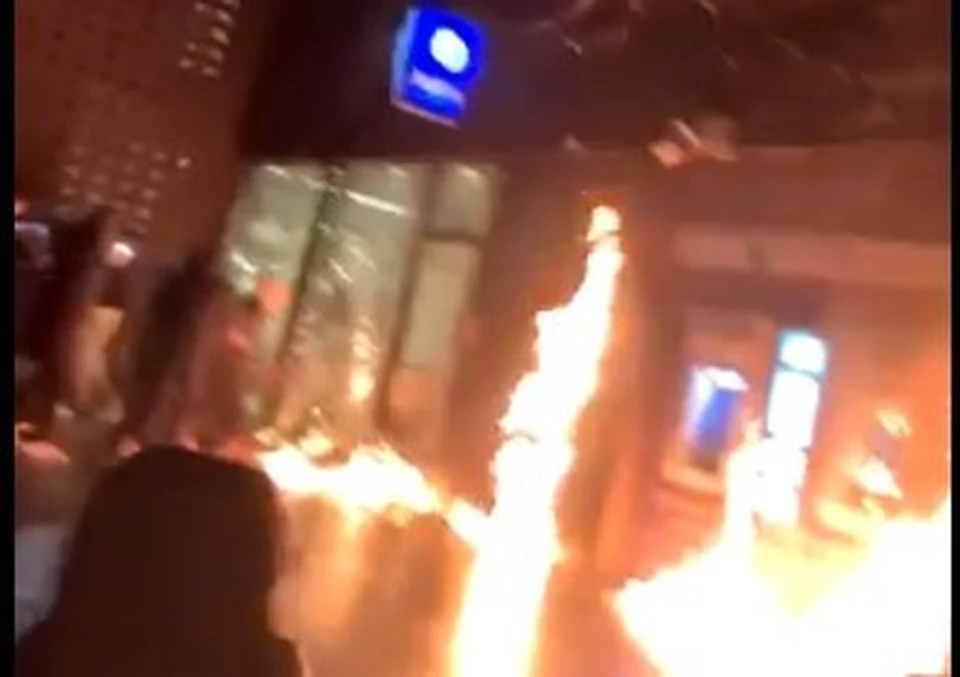 Протесты в Брюсселе: толпа подожгла полицейский участок