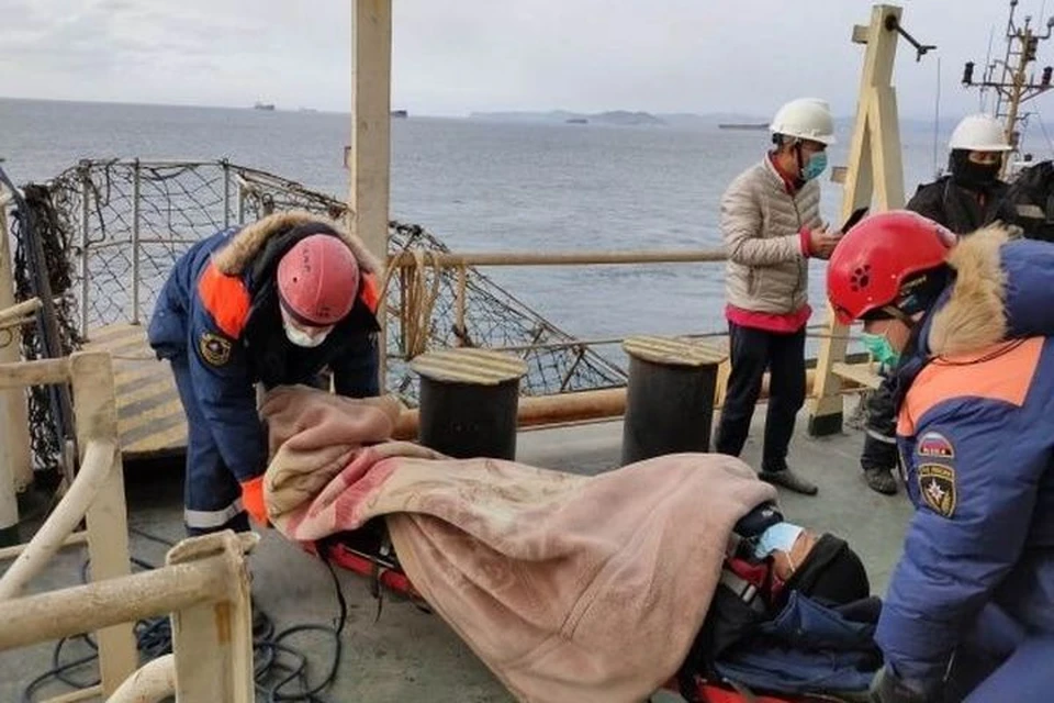 В Приморье спасатели помогли доставить травмированного моряка на берег. Фото: пресс-служба ДВРПСО МЧС России