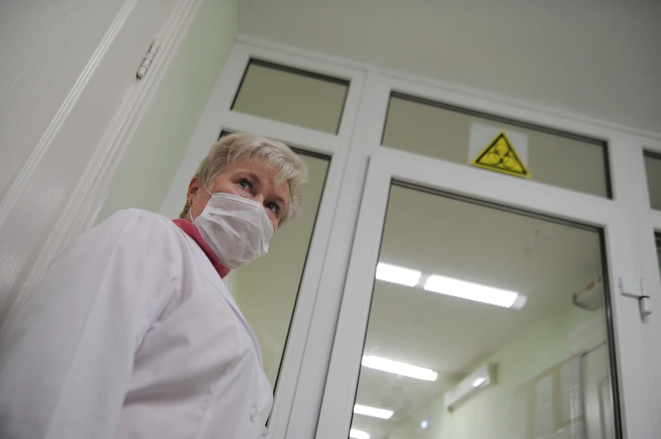 В инфекционных стационарах продолжают находиться 924 человека.