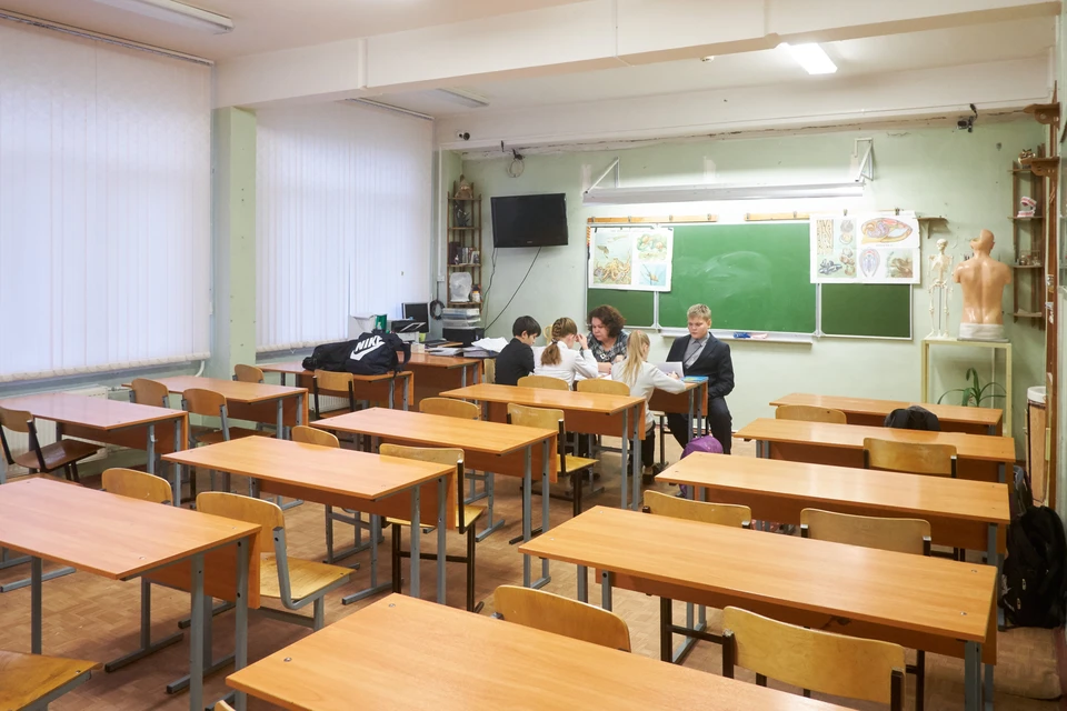 В Петербурге снижается число заболевших среди сотрудников и учеников школ.