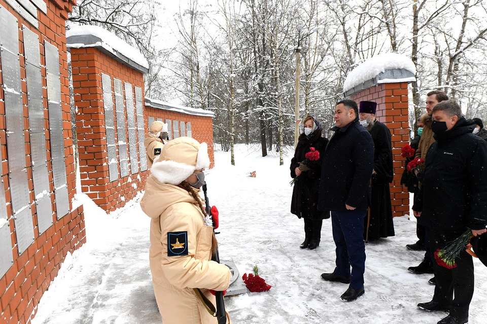 Первым делом глава региона посетил мемориальный комплекс «Аллея Славы». Фото: ПТО