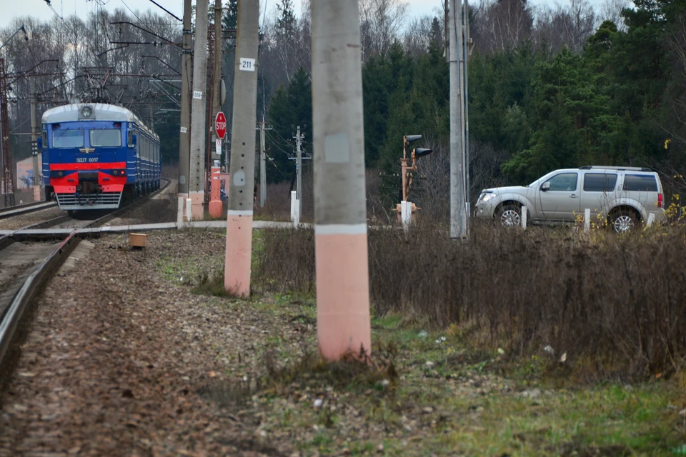 Пол Петербургом поезд сбил человека.