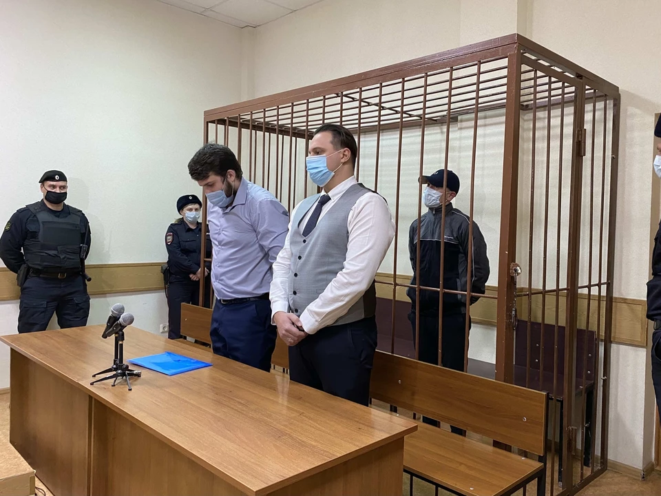 Подсудимые и адвокат одного из них во время вынесения приговора.