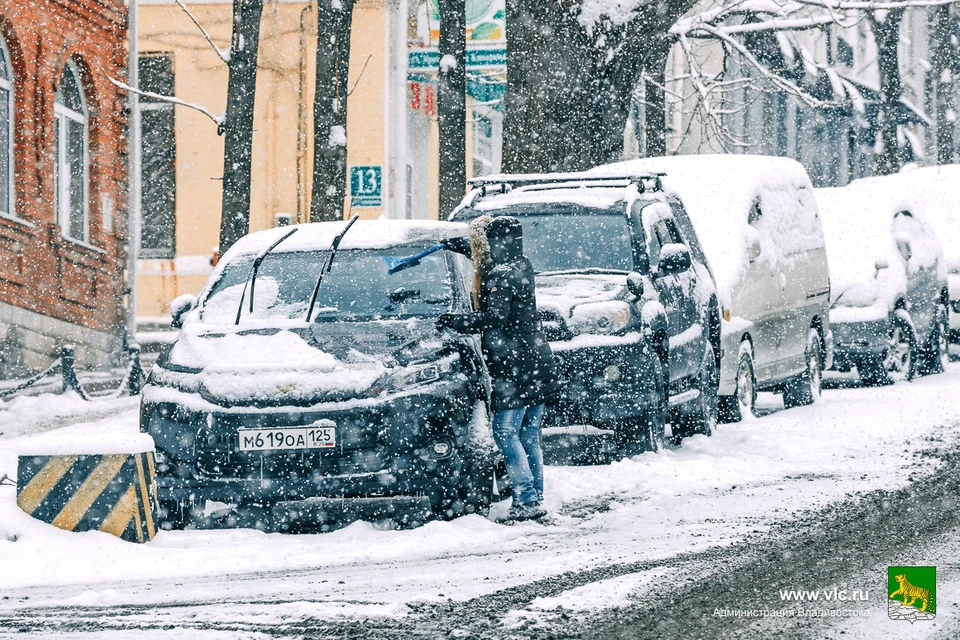 Владивосток постепенно сковывают пробки из-за снегопада 15 января 2021 года. Фото: Евгений Кулешов / vlc.ru