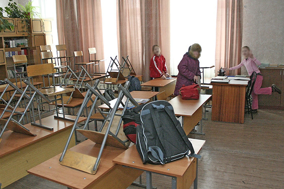 В некоторых школах детям приходится сидеть на занятиях в куртках, домой их не отпускают