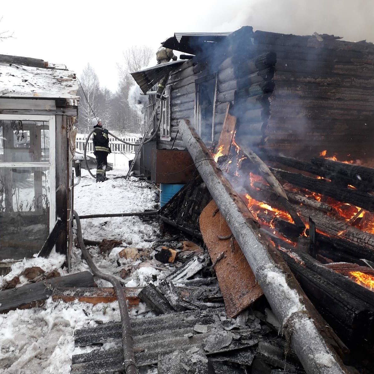 В Судогодском районе сгорел дом, в котором проживало две семьи - KP.RU