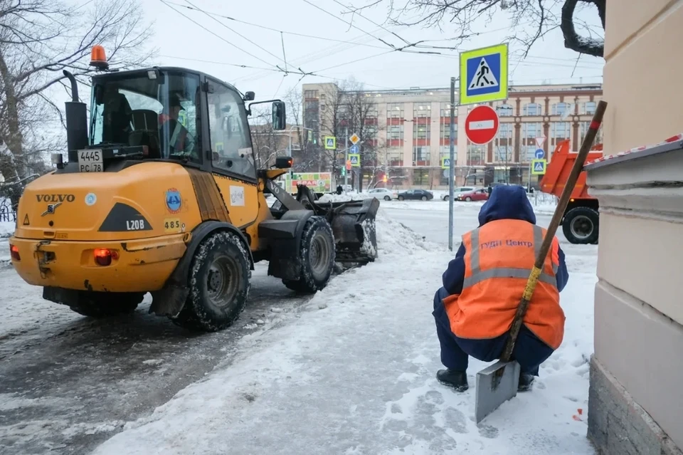 В Смольном посетовали на недостаток работников ручного труда при уборке Санкт-Петербурга.