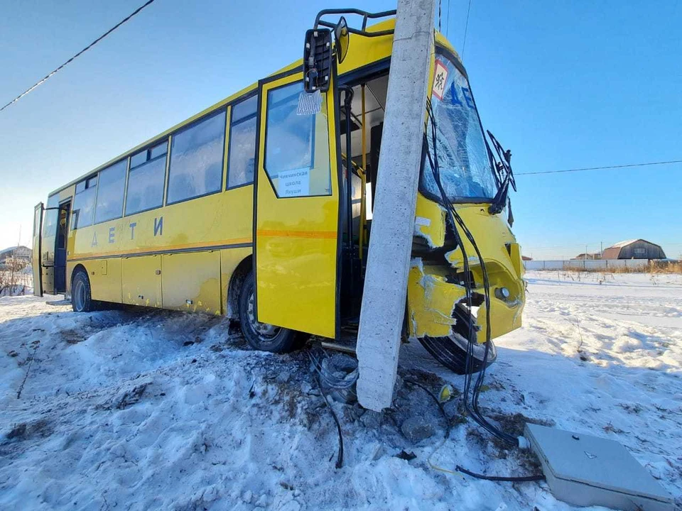 В Тюменской области автобус с 17 первоклашками попал в аварию.