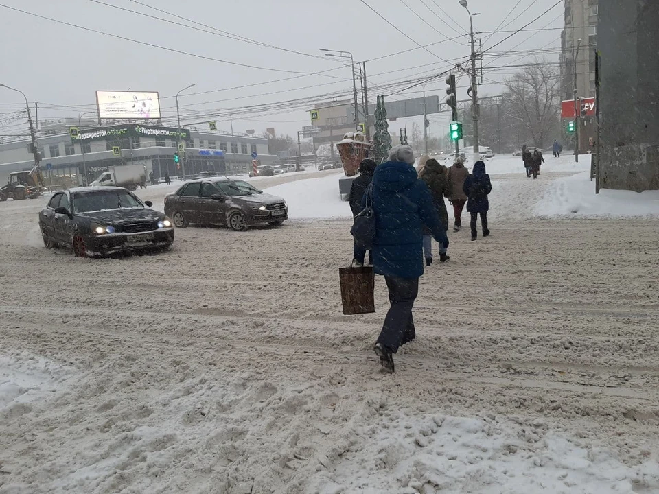 Автомобили снова месят снег на дорогах.