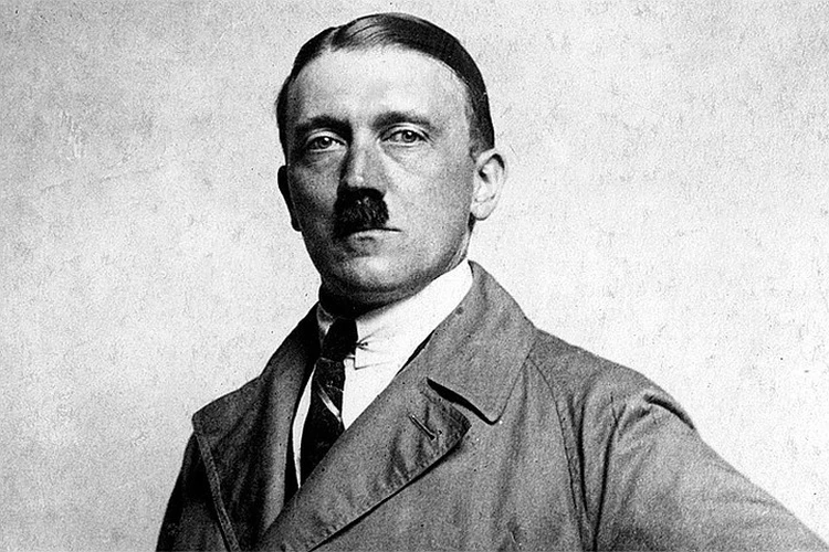Играют с огнем: В Польше издали запрещенную автобиографию Гитлера
