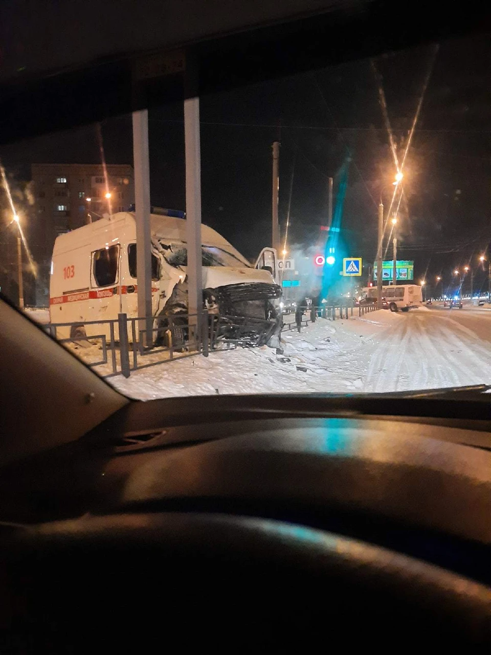 Скорая протаранила ограждение на перекресте в Ижевске Фото: Наталья Ожегова