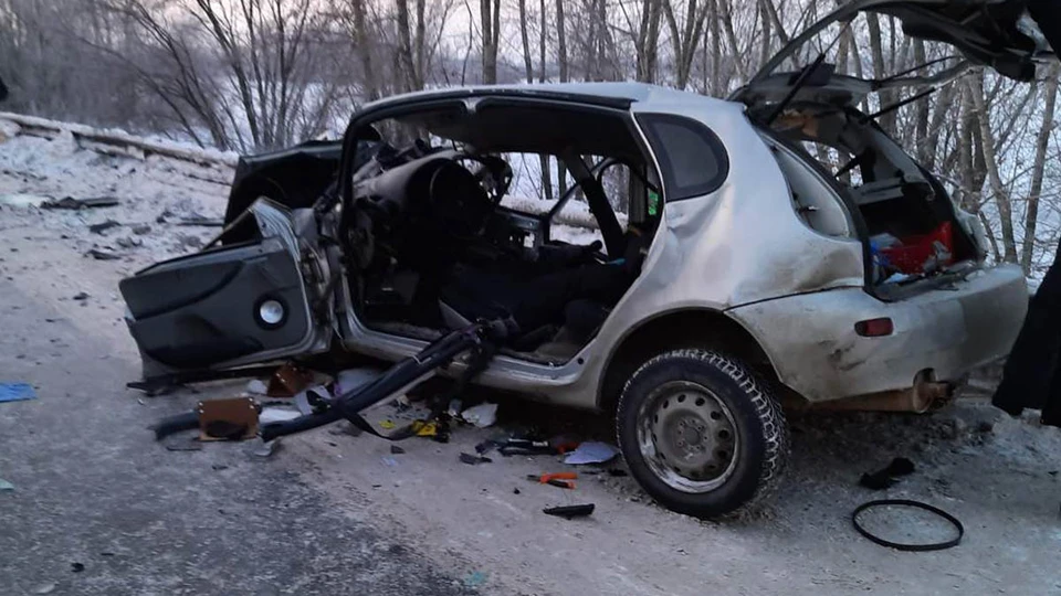 Автомобиль пришлось разрезать на кусочки, чтобы освободить пострадавшего водителя Фото: ПСС СО