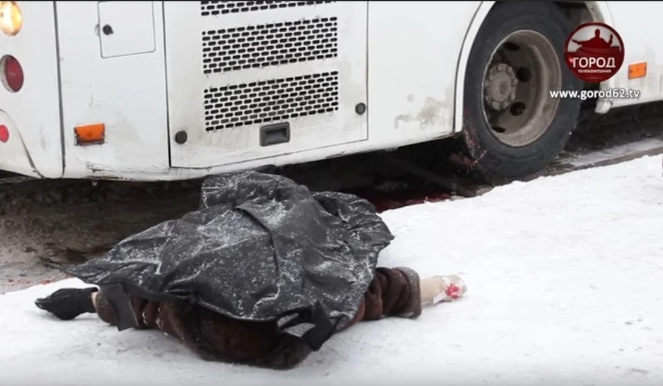 Появилось видео с места ДТП, в котором под колесами автобуса погибла пенсионерка. Фото: телеканал "Город".