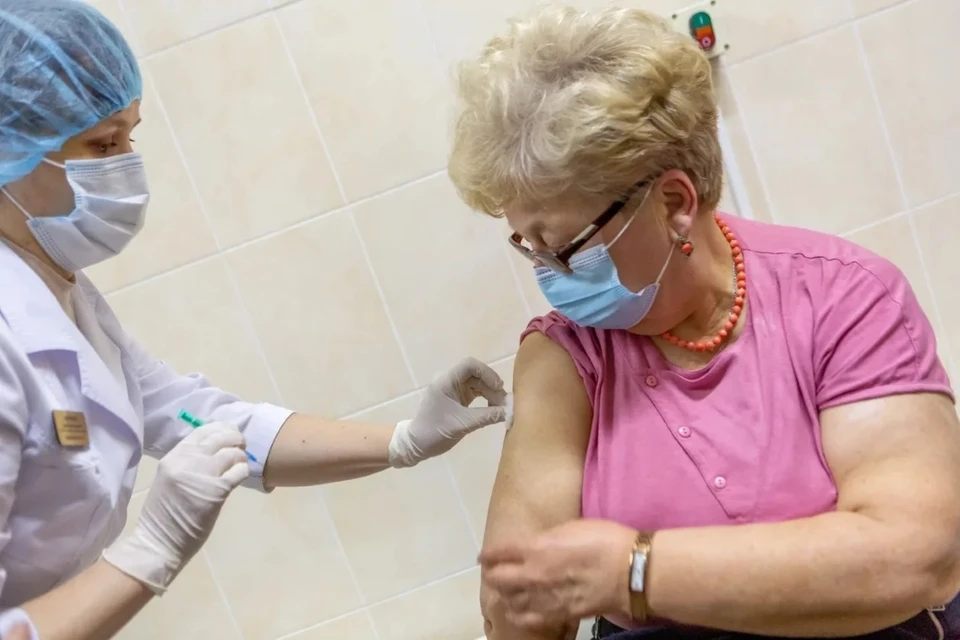 Пенсионеры активно делают прививку от коронавируса в Санкт-Петербурге.