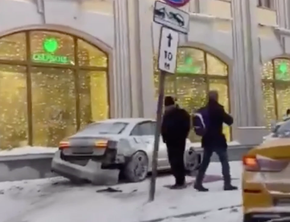 На Воздвиженке в Москве автомобиль сбил пешехода. Фото: скриншот видео.