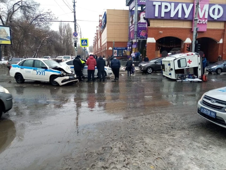 Автомобиль скорой помощи перевернулся после ДТП с «Ладой Гранта» полиции