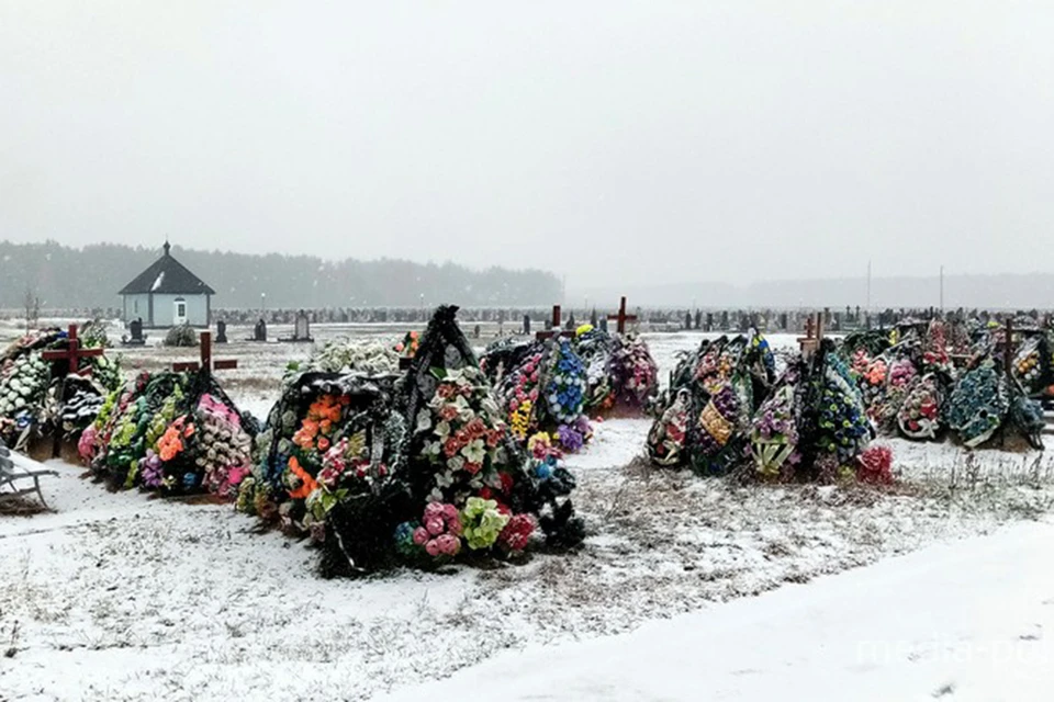 В Пинске на городском кладбище скоро закончатся места - стали больше хоронить. Фото: Медиа-Полесье.