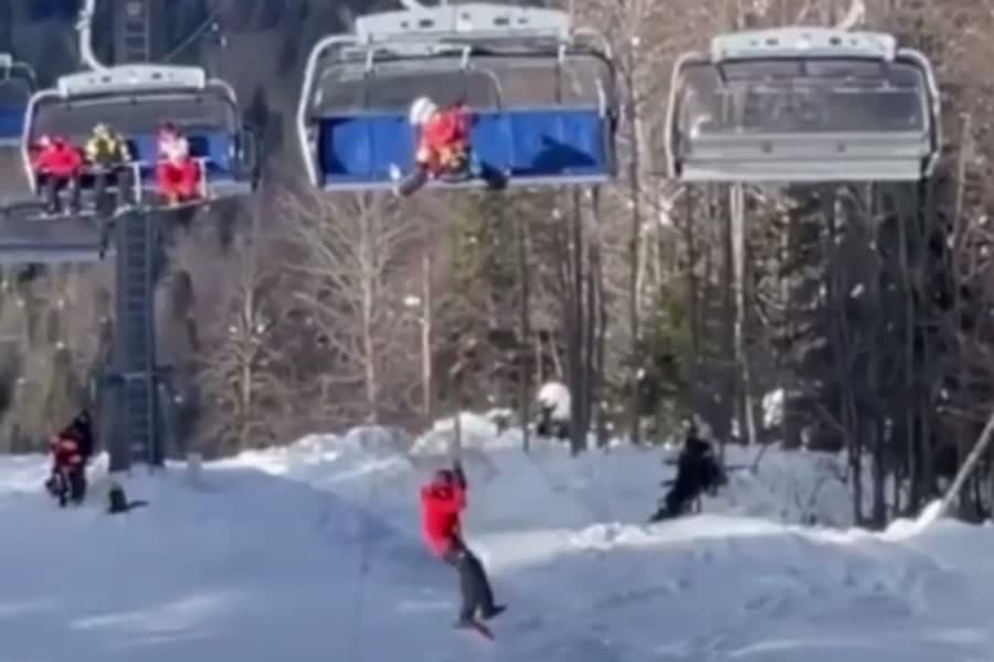 ЧП на канатной дороге произошло днем, 25 января. Фото: скриншот видео