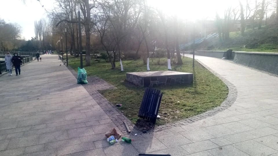 В Симферополе вандалы разбили плитку и сломали урну. Фото: Антон Гумен / Facebook