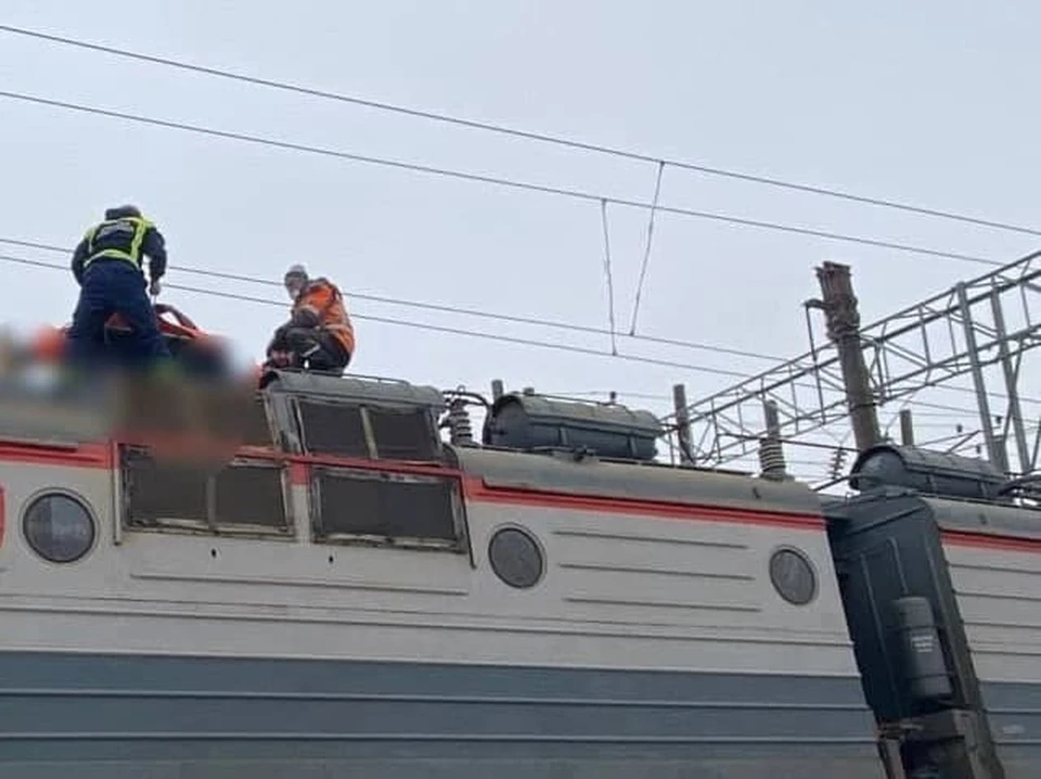 Тело мужчины сняли с крыши спасатели