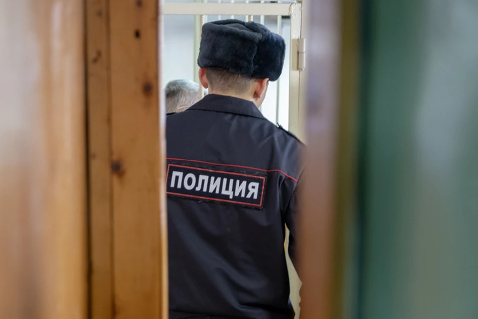 После неудачных попыток дать взятку мужчину взяли под стражу