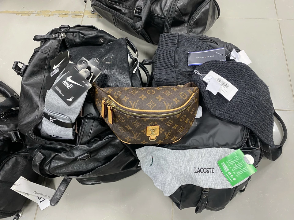В Тюмени изъяли поддельные Nike, Gucci и Louis Vuitton на три миллиона рублей. Фото - Уральское таможенное управление.