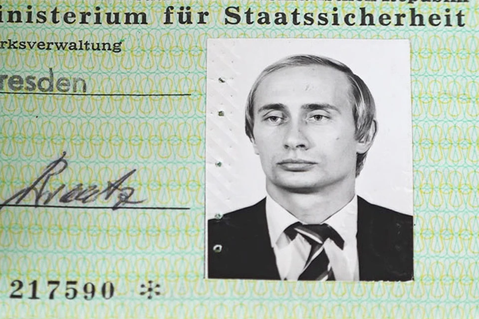 Служебное удостоверение Владимира Путина времен его работы в ГДР. Кадр из видео НТВ