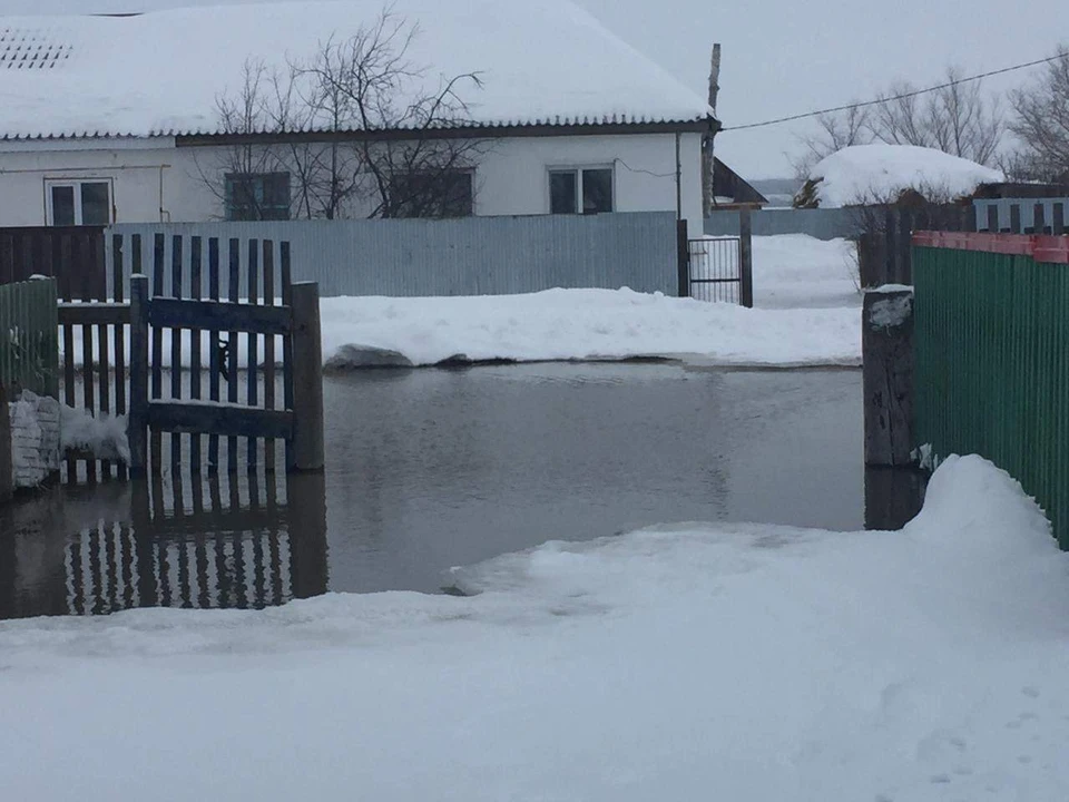 Вода подбирается опасно близко к домам.