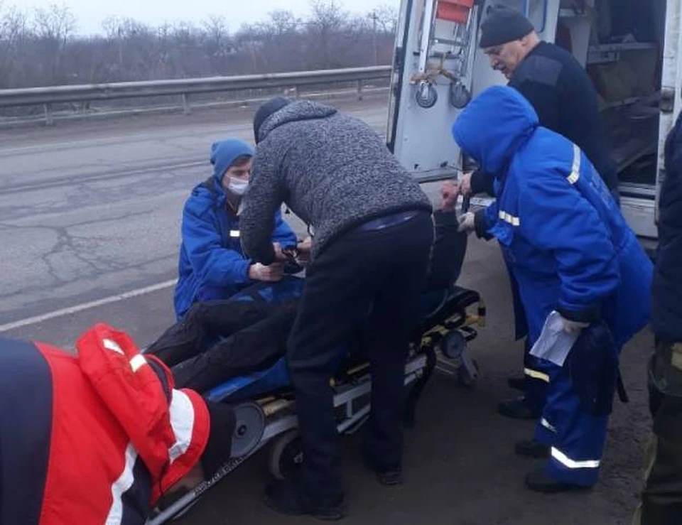 Спасатели еще полкилометра несли рыбака на носилках. Фото: предоставлено департаментом по предупреждению и ликвидации чрезвычайных ситуаций Ростовской области