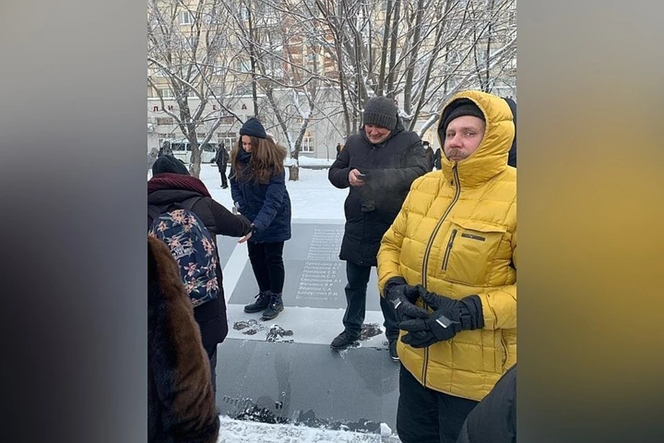 Члены Союза добровольцев Донбасса обвинили протестующих в осквернении памятника. Фото: Дмитрий Довбня / FB.com