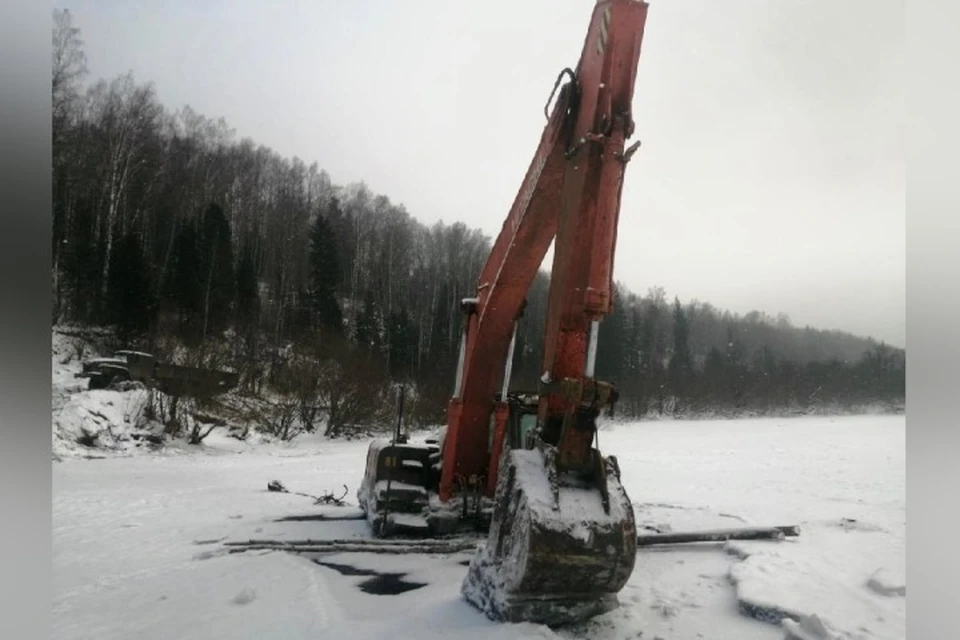 Владельцев утонувшего в кузбасской реке экскаватора наказали штрафом. ФОТО: пресс-служба областной прокуратуры