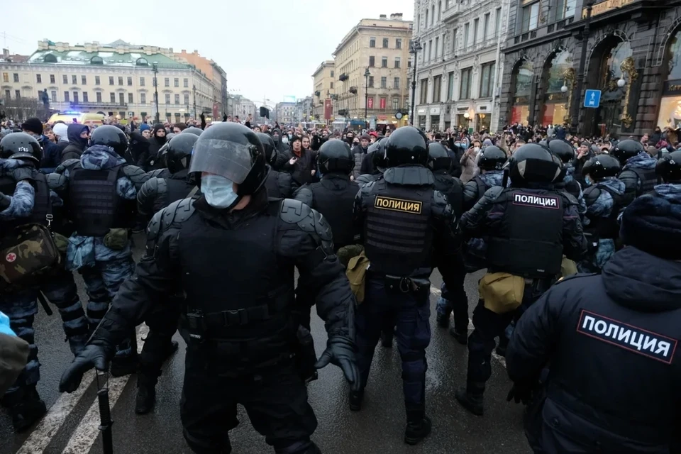 Петербуржец угодил в СИЗО за толкание силовиков на незаконной акции на Невском проспекте.