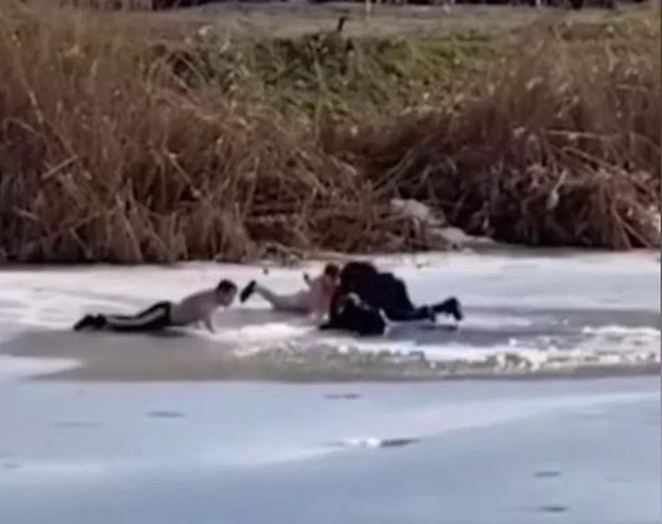 Скрин видео: момент спасения детей