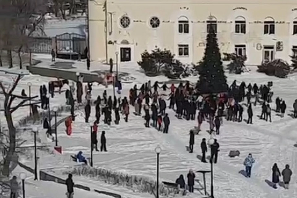 Участники несанкционированного митинга устроили хоровод вокруг елки.